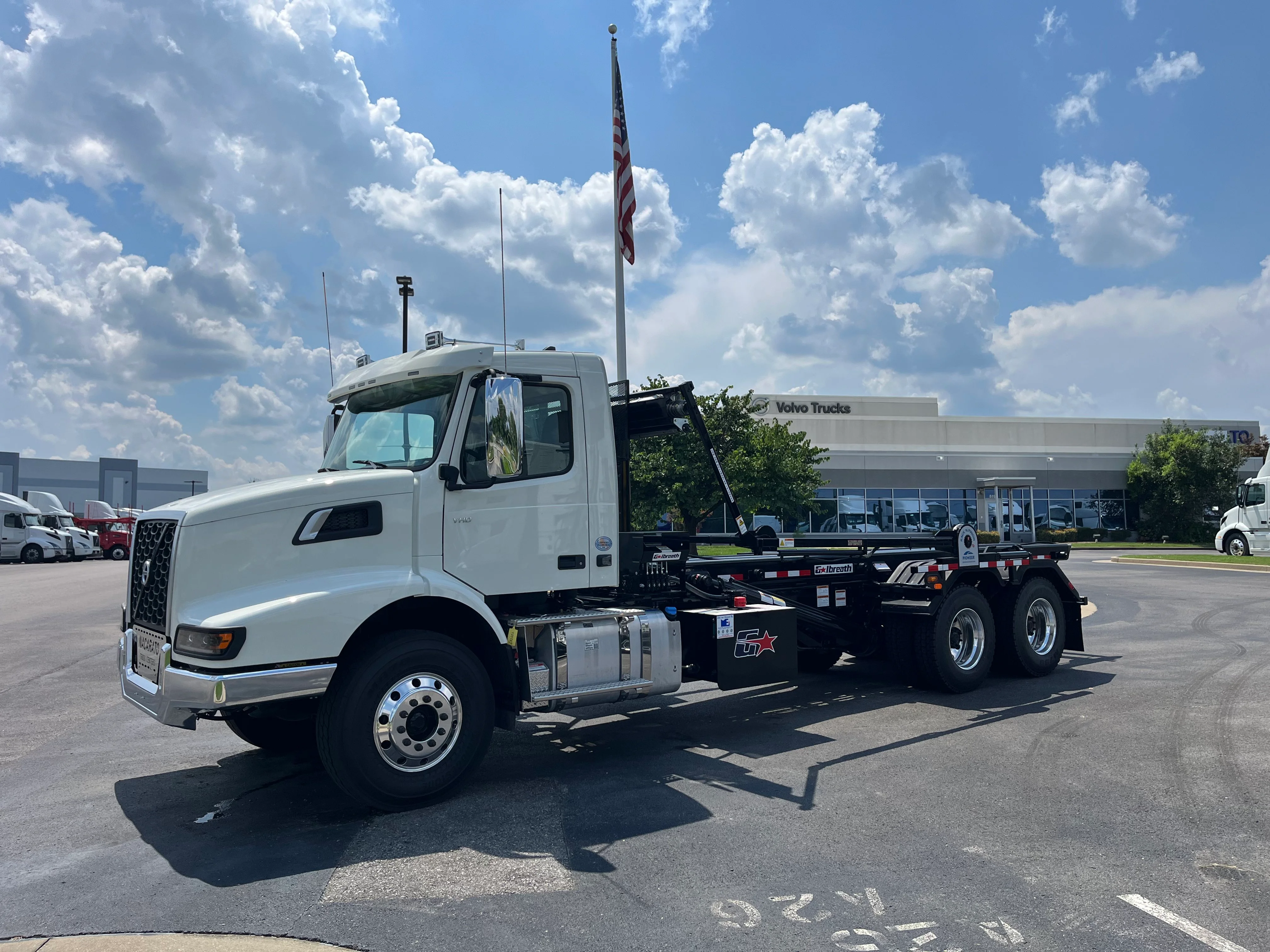 2025 Volvo VHD 300 in La Vergne, TN — photo 7