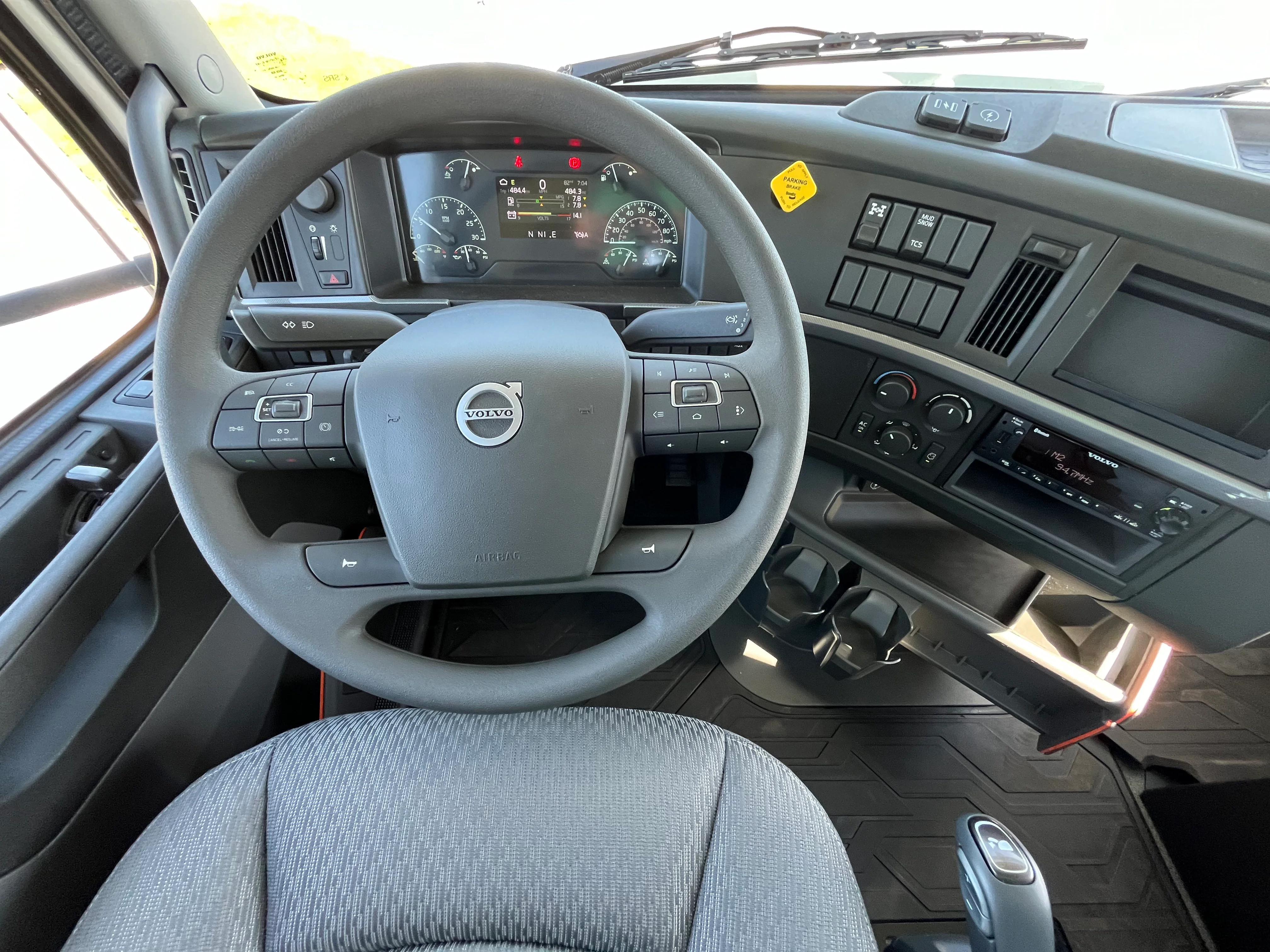 2025 Volvo VHD 300 in La Vergne, TN — photo 10