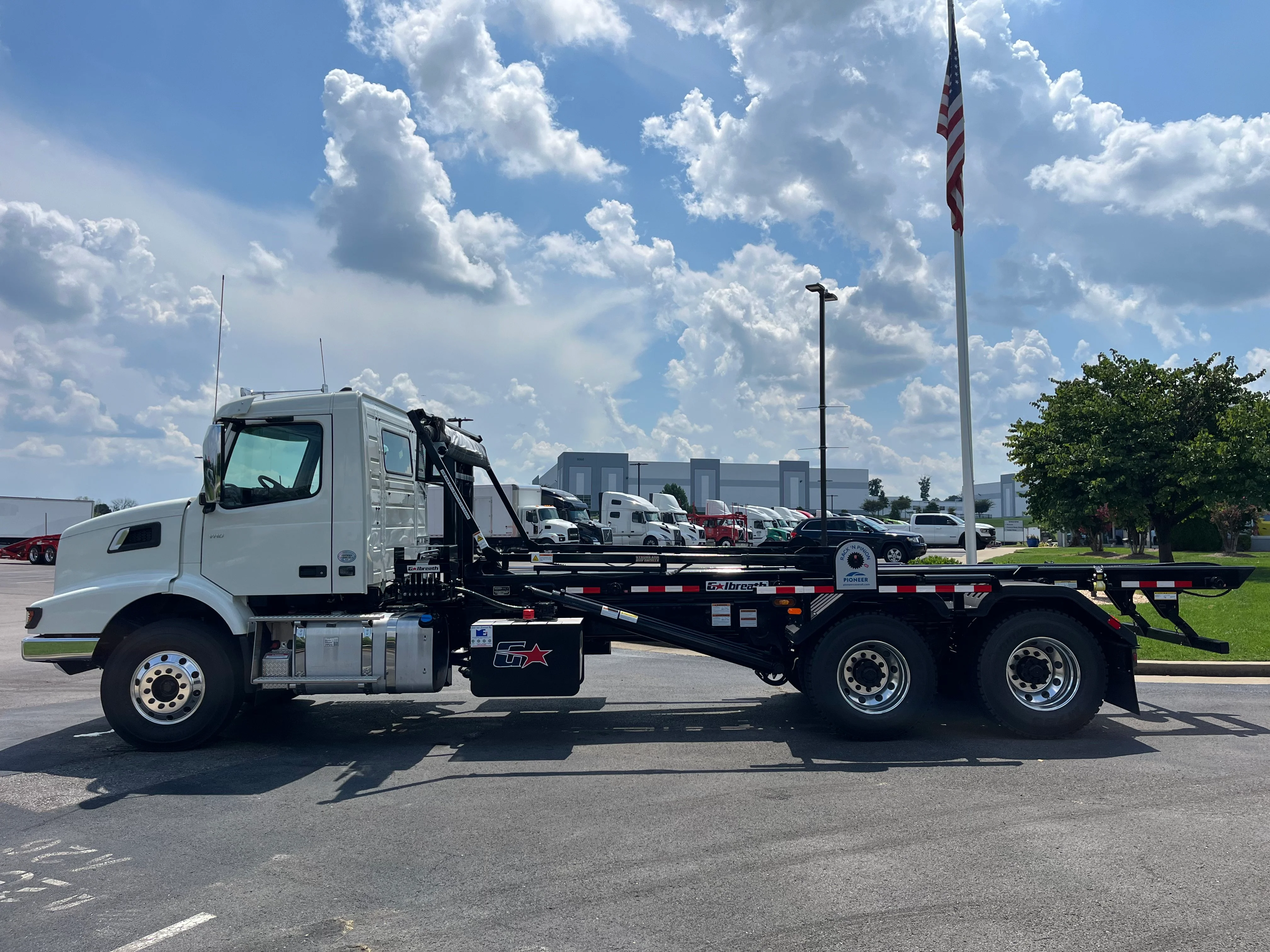 2025 Volvo VHD 300 in La Vergne, TN — photo 6
