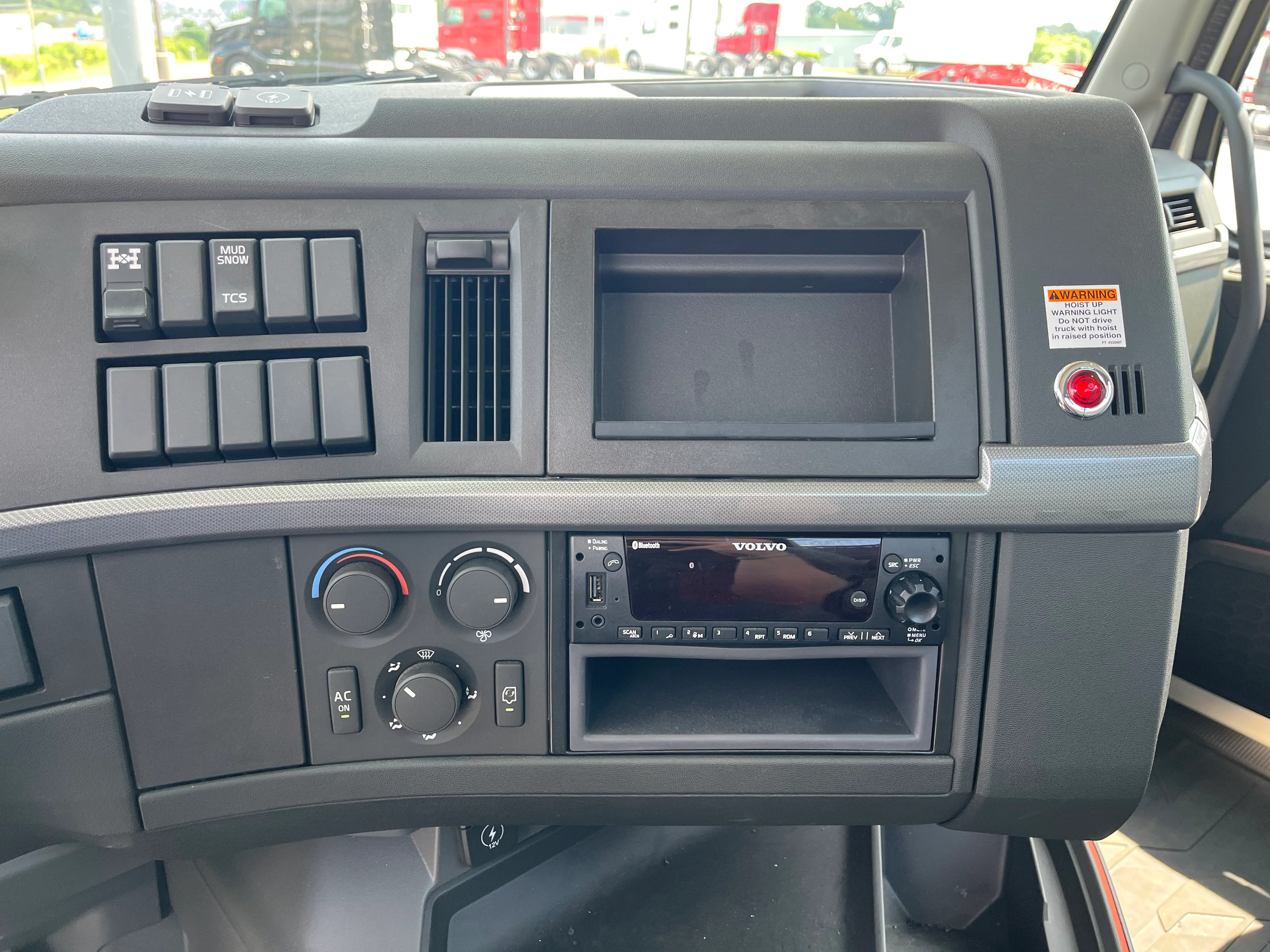 2025 Volvo VHD 300 in La Vergne, TN — photo 11