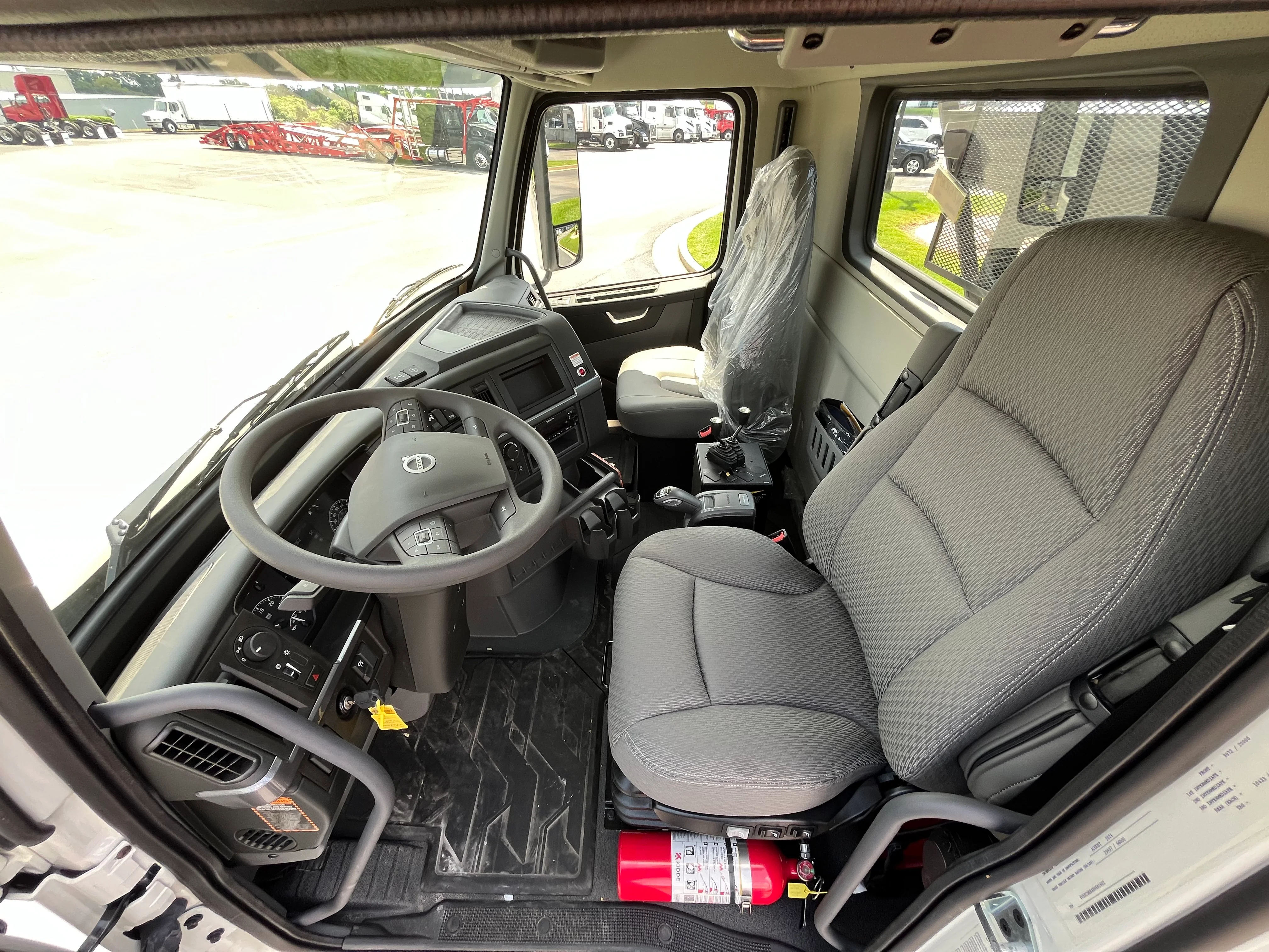 2025 Volvo VHD 300 in La Vergne, TN — photo 9