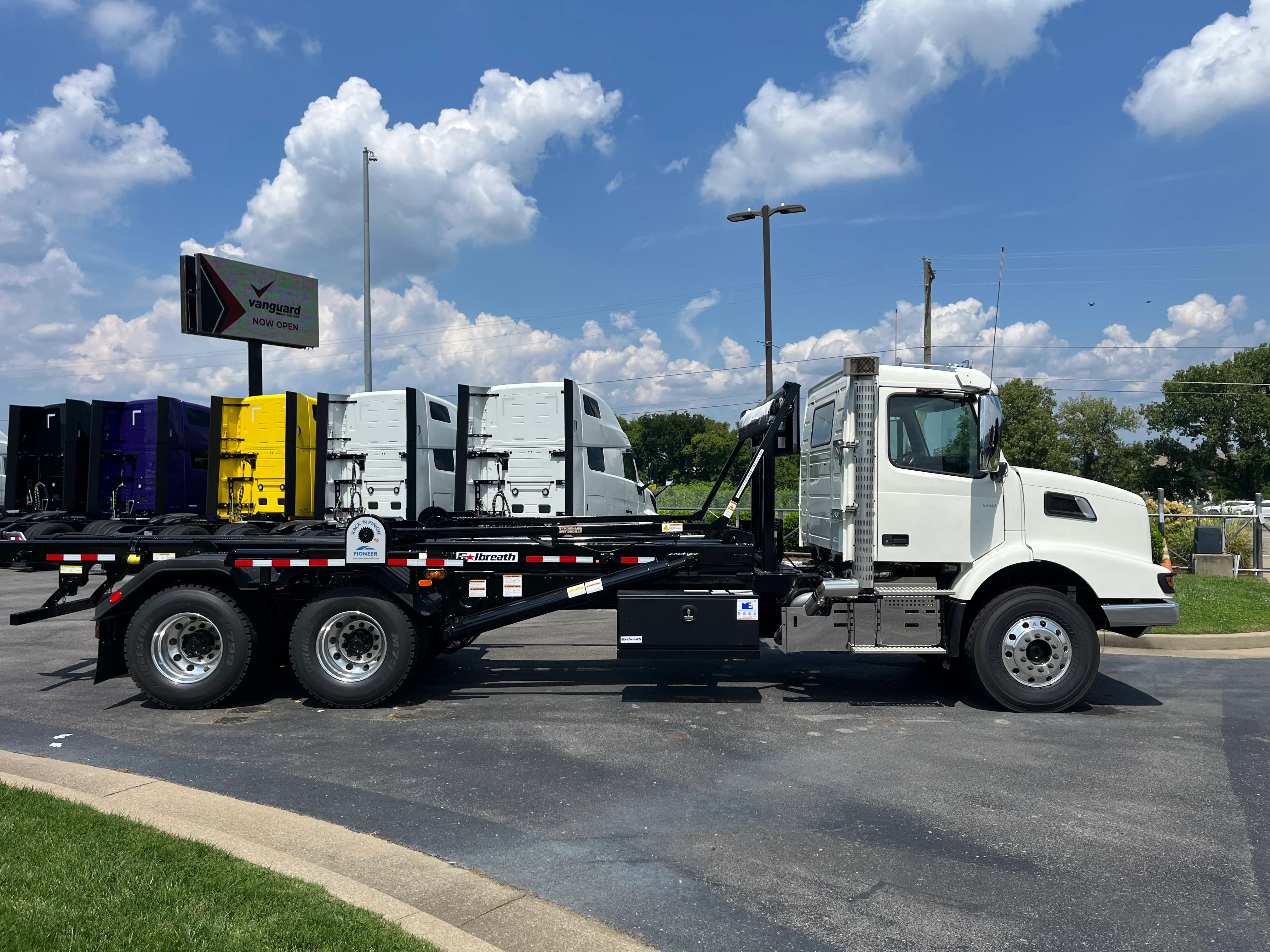 2025 Volvo VHD 300 in La Vergne, TN — photo 2