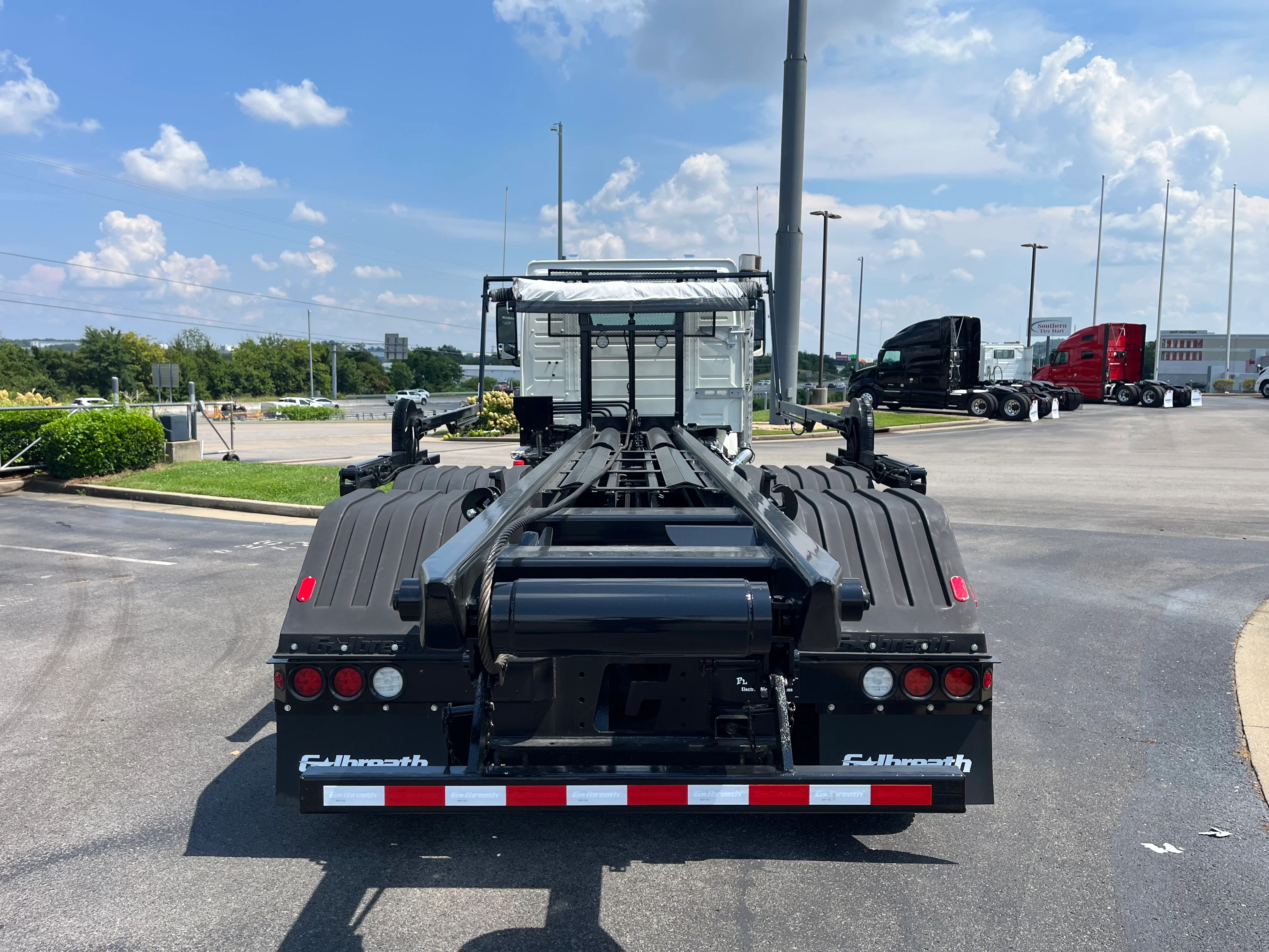 2025 Volvo VHD 300 in La Vergne, TN — photo 4
