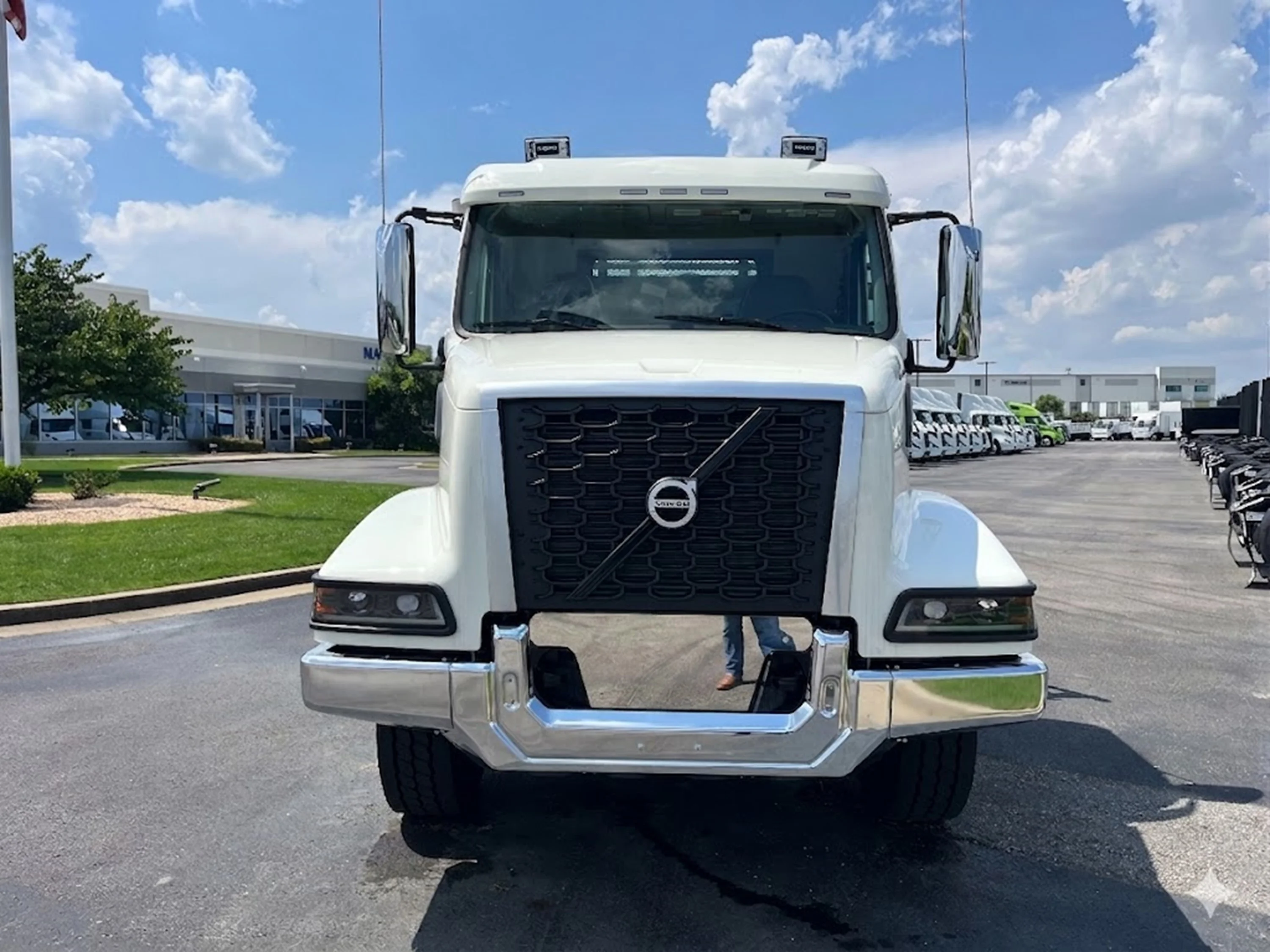 2025 Volvo VHD 300 in La Vergne, TN — photo 8