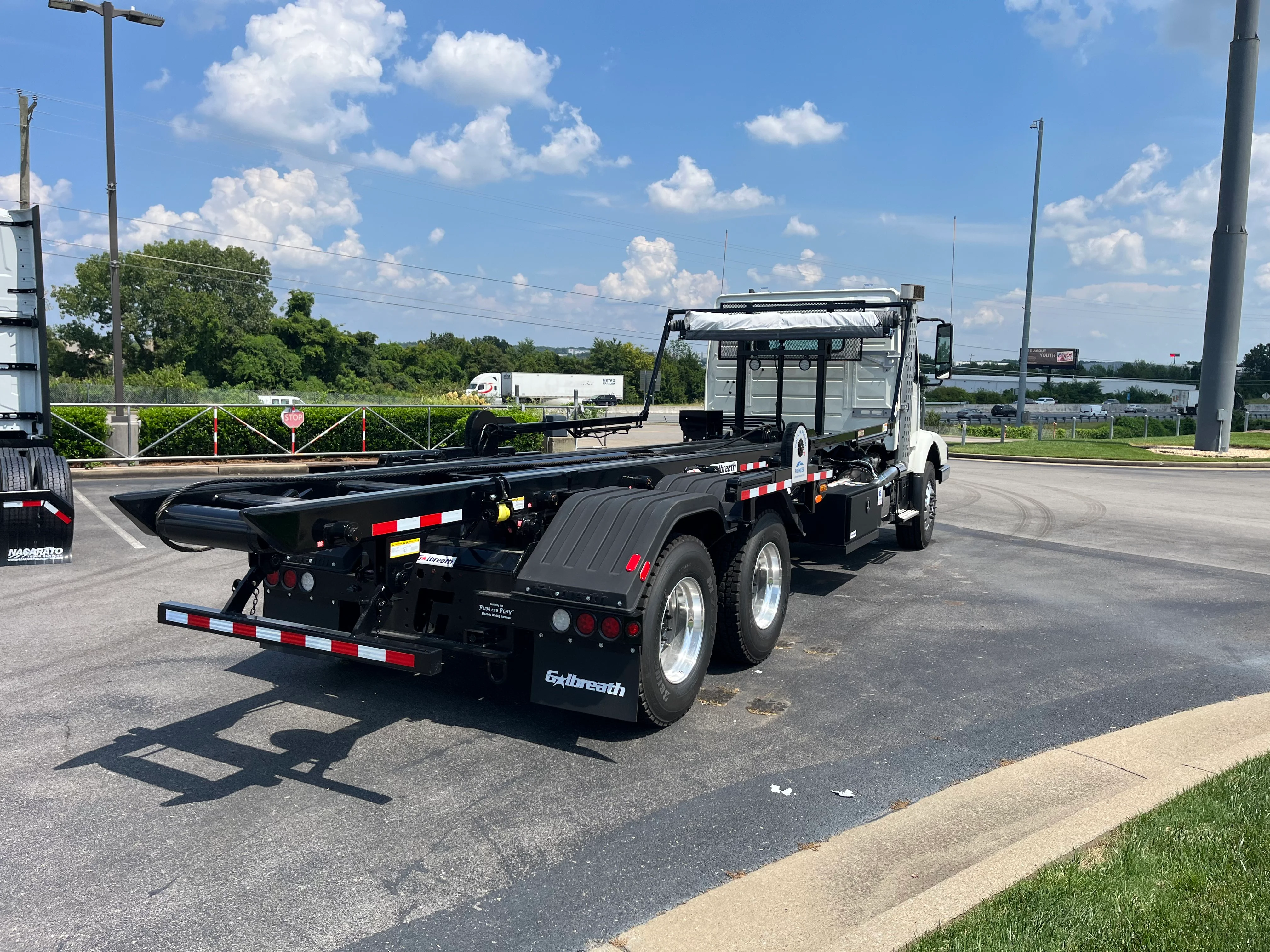 2025 Volvo VHD 300 in La Vergne, TN — photo 3