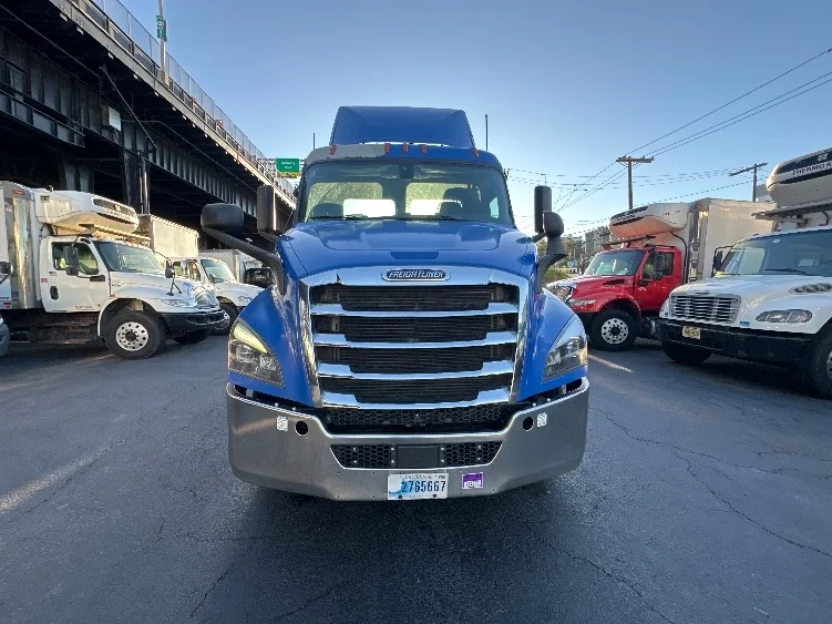 2019 Freightliner Cascadia in North Bergen, NJ — photo 2