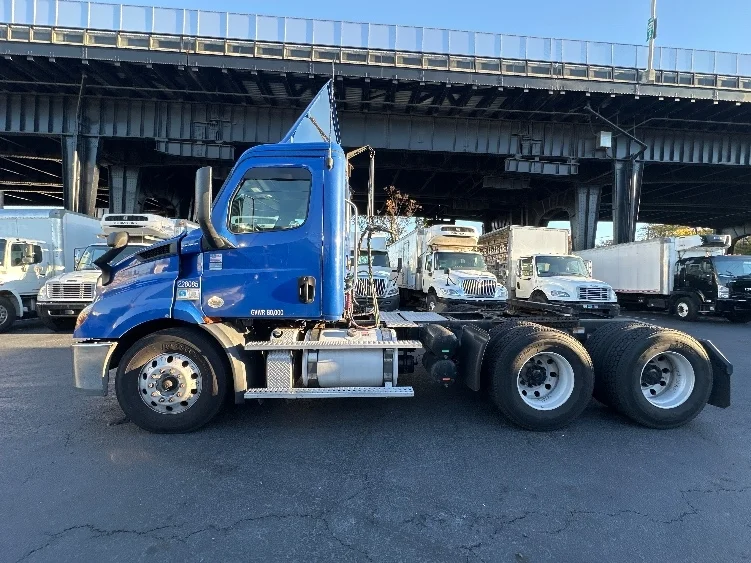 2019 Freightliner Cascadia in North Bergen, NJ — photo 4