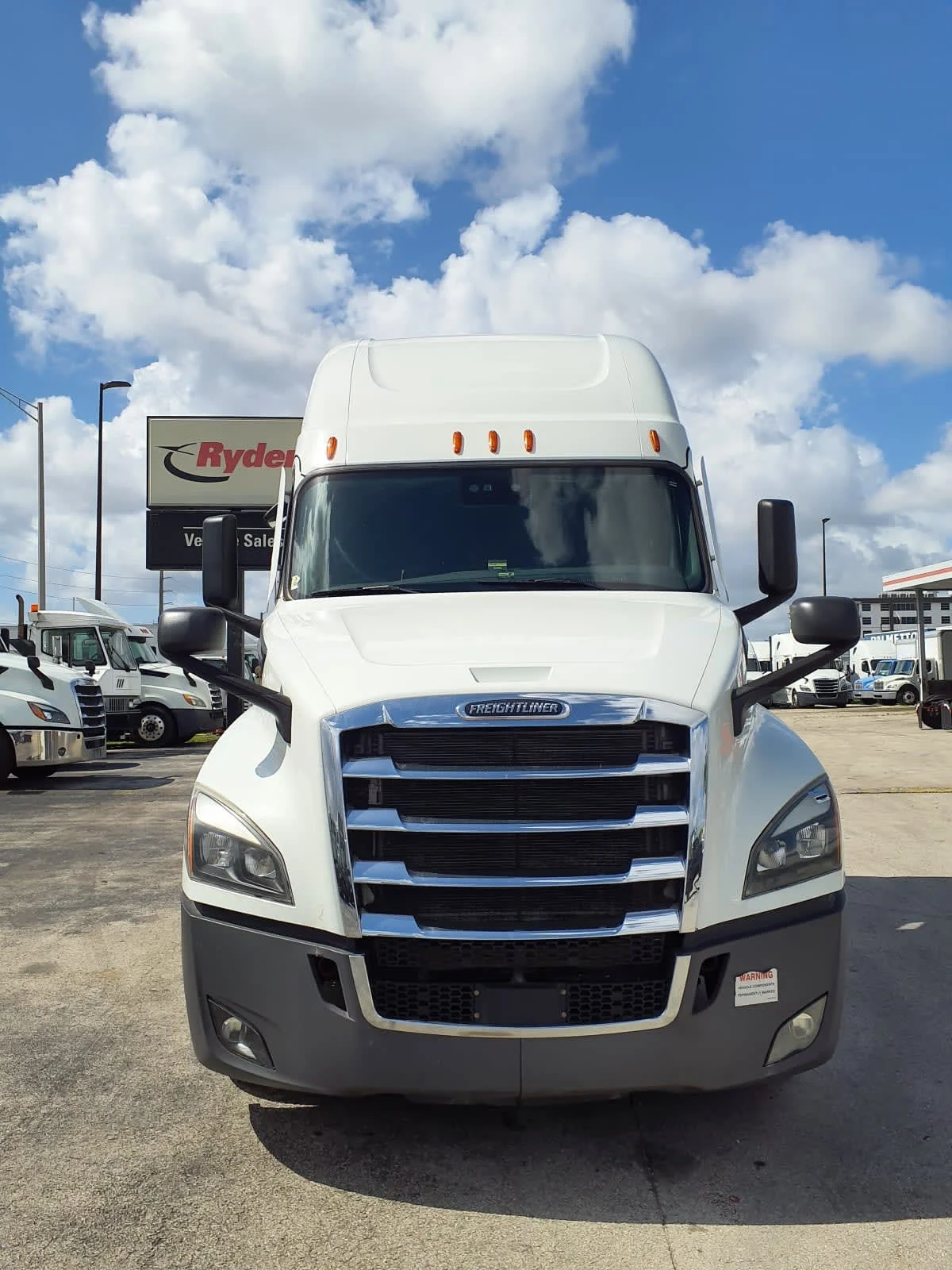 2023 Freightliner Cascadia in Miami, FL — photo 2