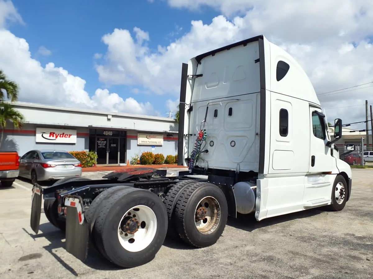 2023 Freightliner Cascadia in Miami, FL — photo 4