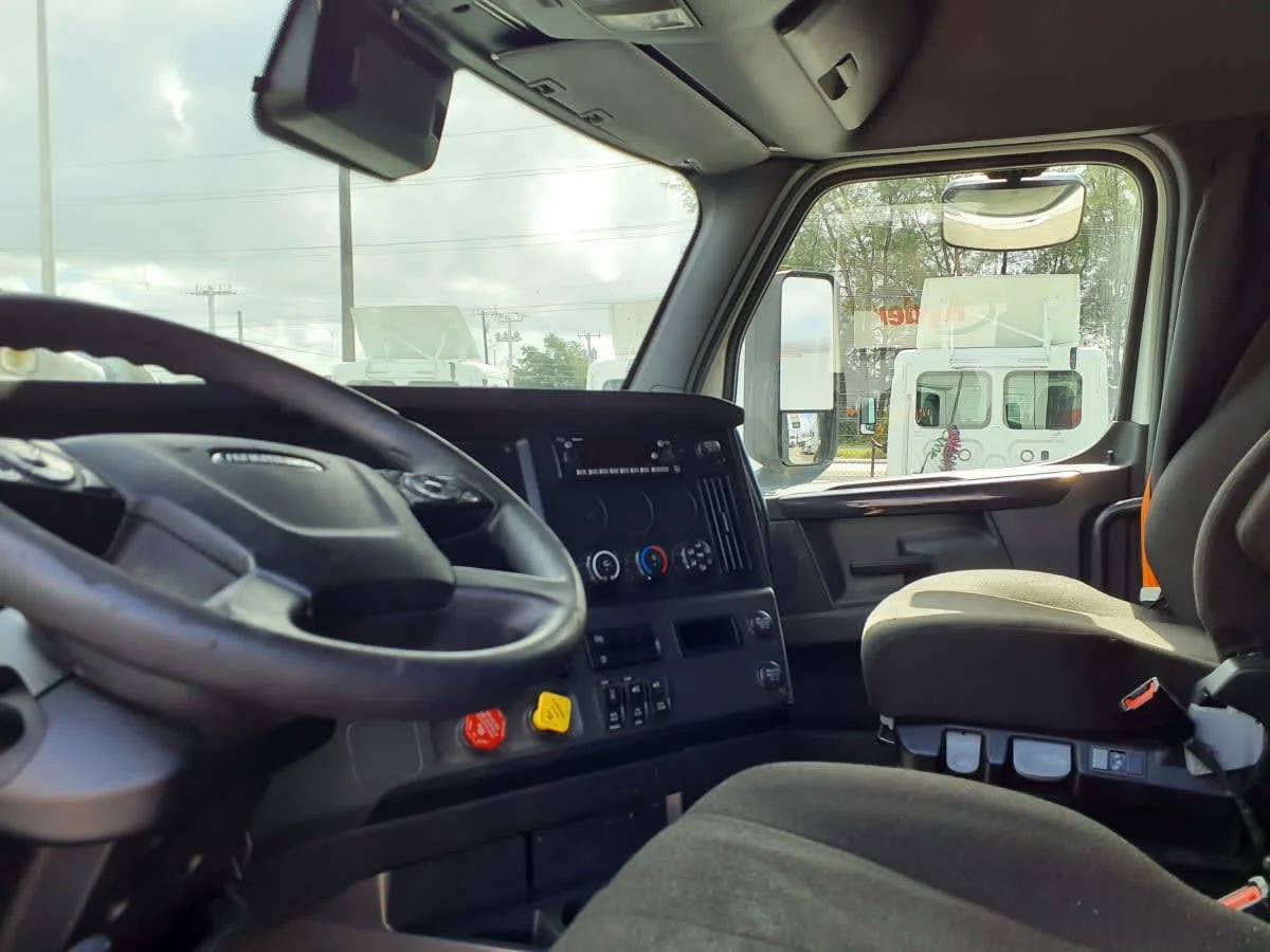 2023 Freightliner Cascadia in Miami, FL — photo 7