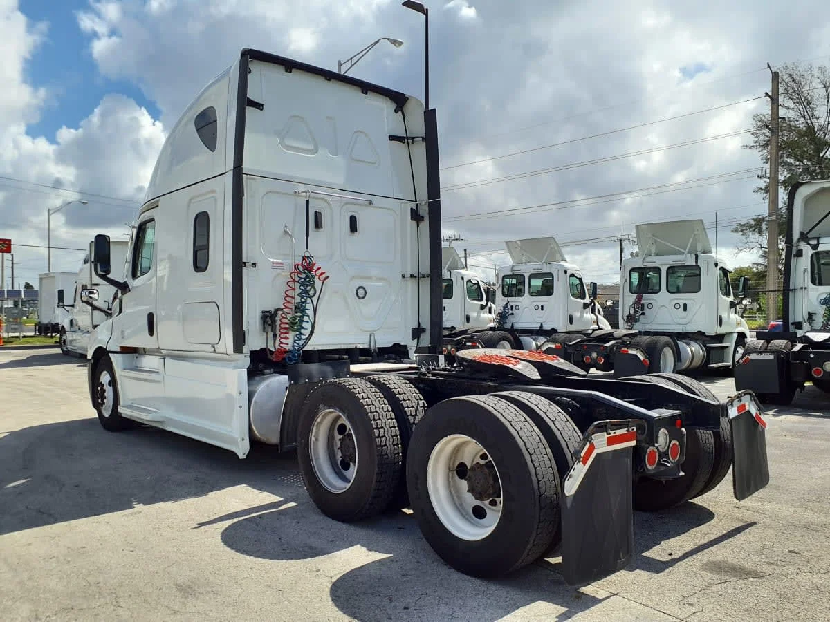 2023 Freightliner Cascadia in Miami, FL — photo 6