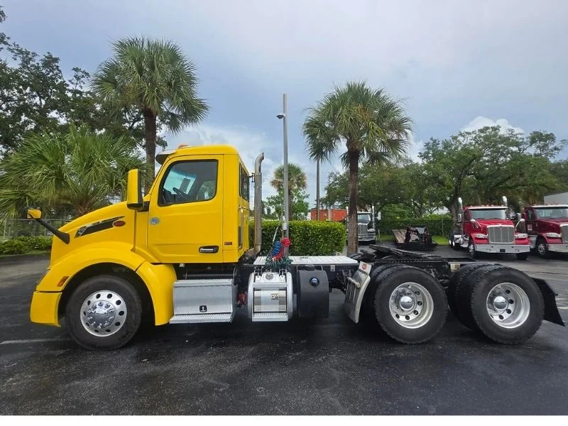 2023 Peterbilt 579 in Fort Lauderdale, FL — photo 9