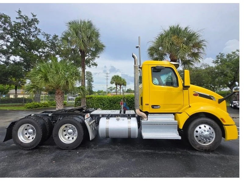 2023 Peterbilt 579 in Fort Lauderdale, FL — photo 10