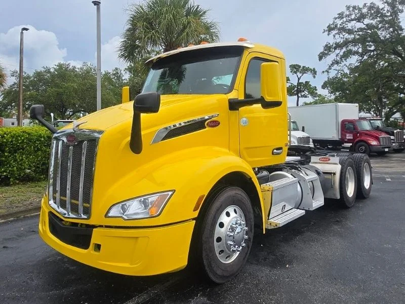 2023 Peterbilt 579 in Fort Lauderdale, FL — photo 2