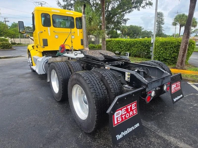 2023 Peterbilt 579 in Fort Lauderdale, FL — photo 12