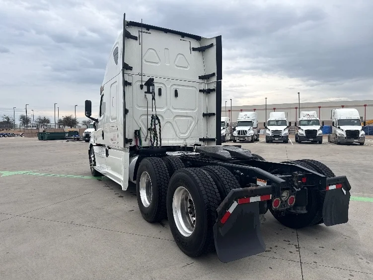 2020 Freightliner Cascadia - image 5