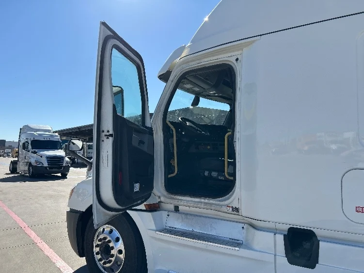 2020 Freightliner Cascadia - image 9