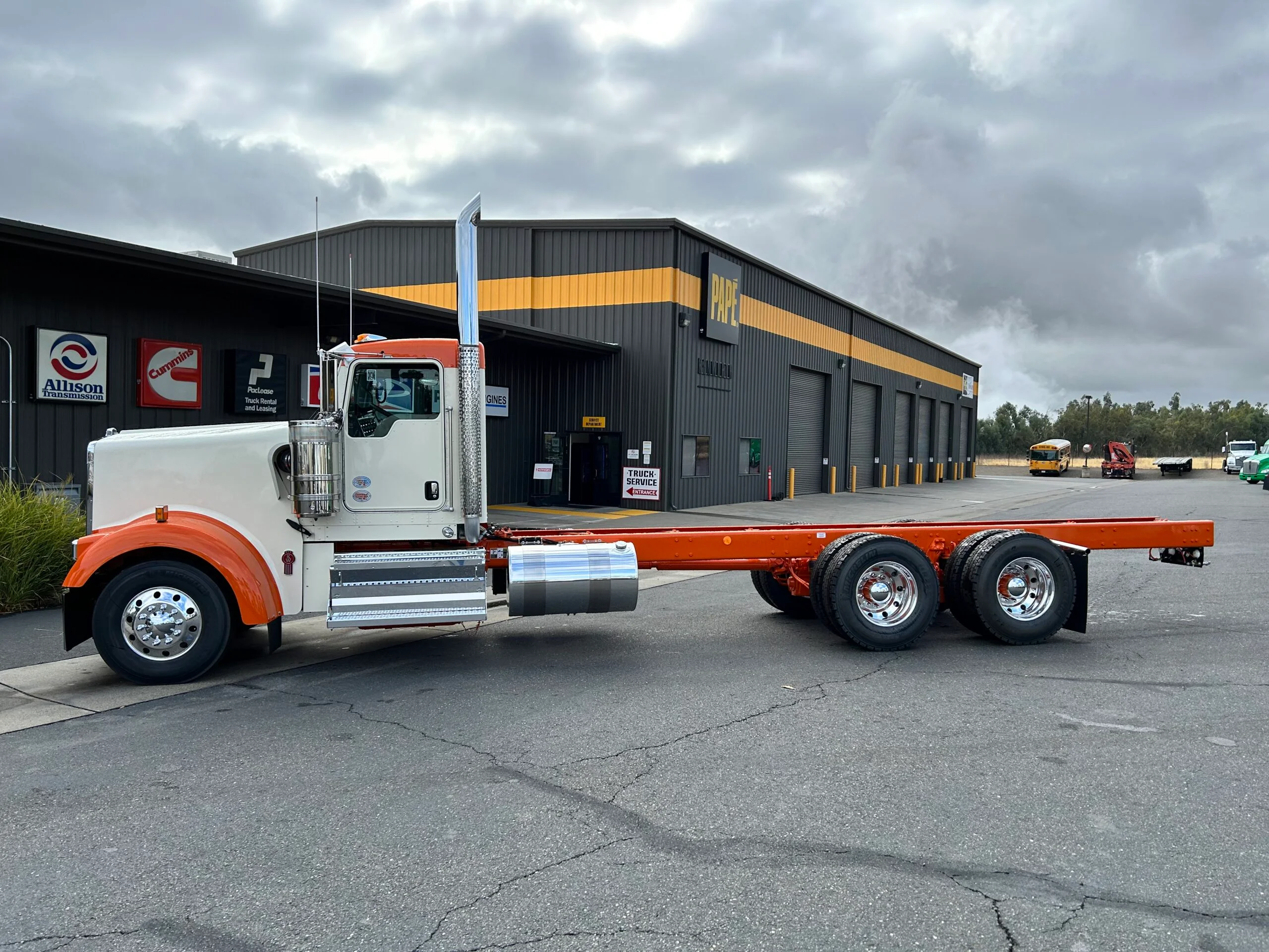2025 Kenworth W900