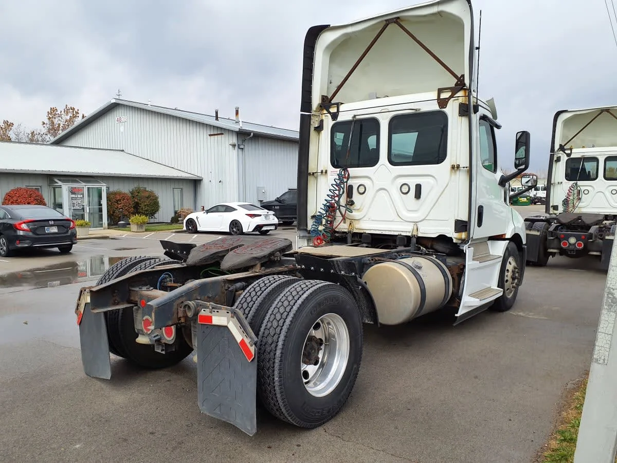 2020 Freightliner Cascadia in Indianapolis, IN — photo 4