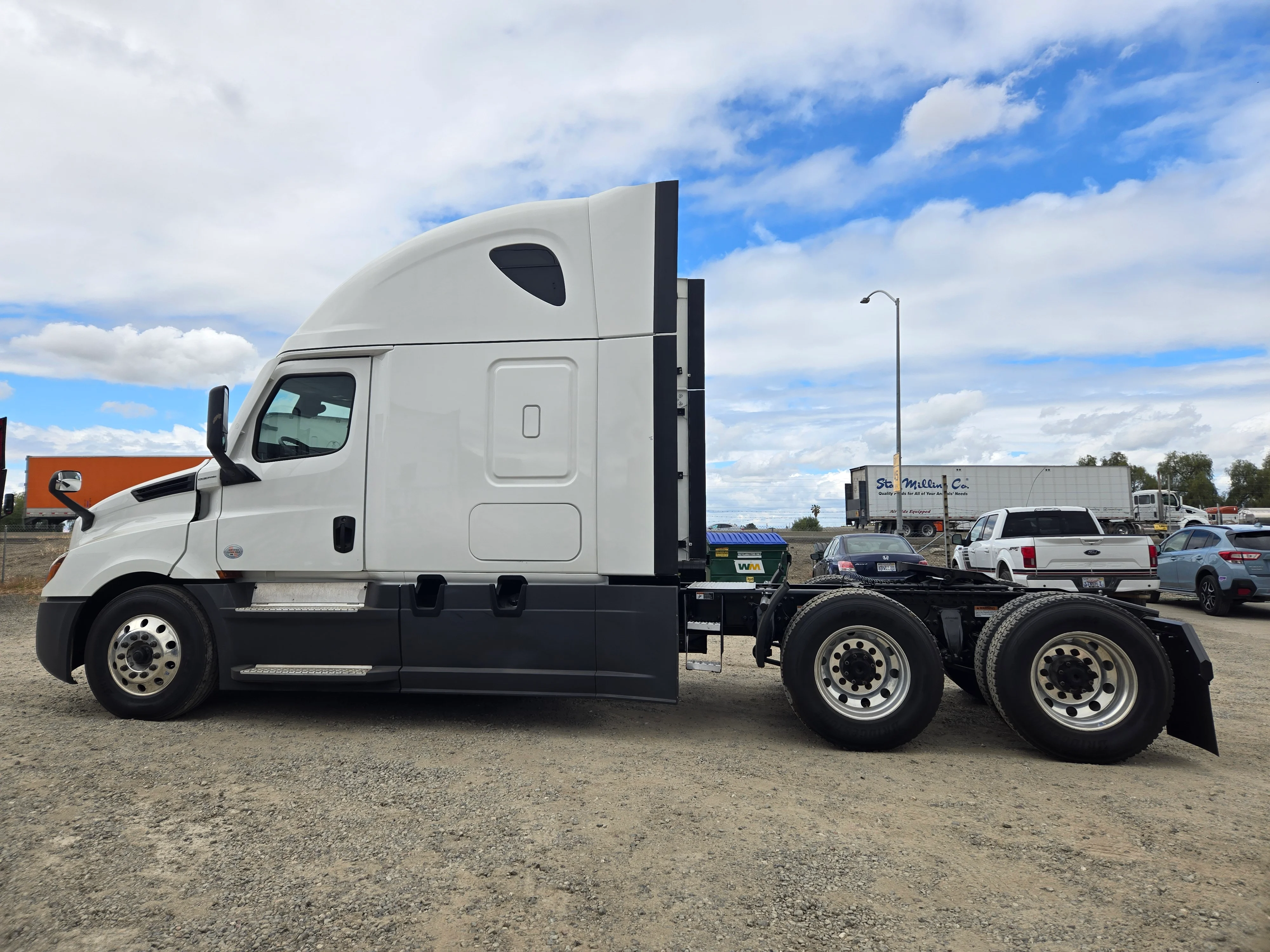 2023 Freightliner Cascadia in French Camp, CA — photo 8