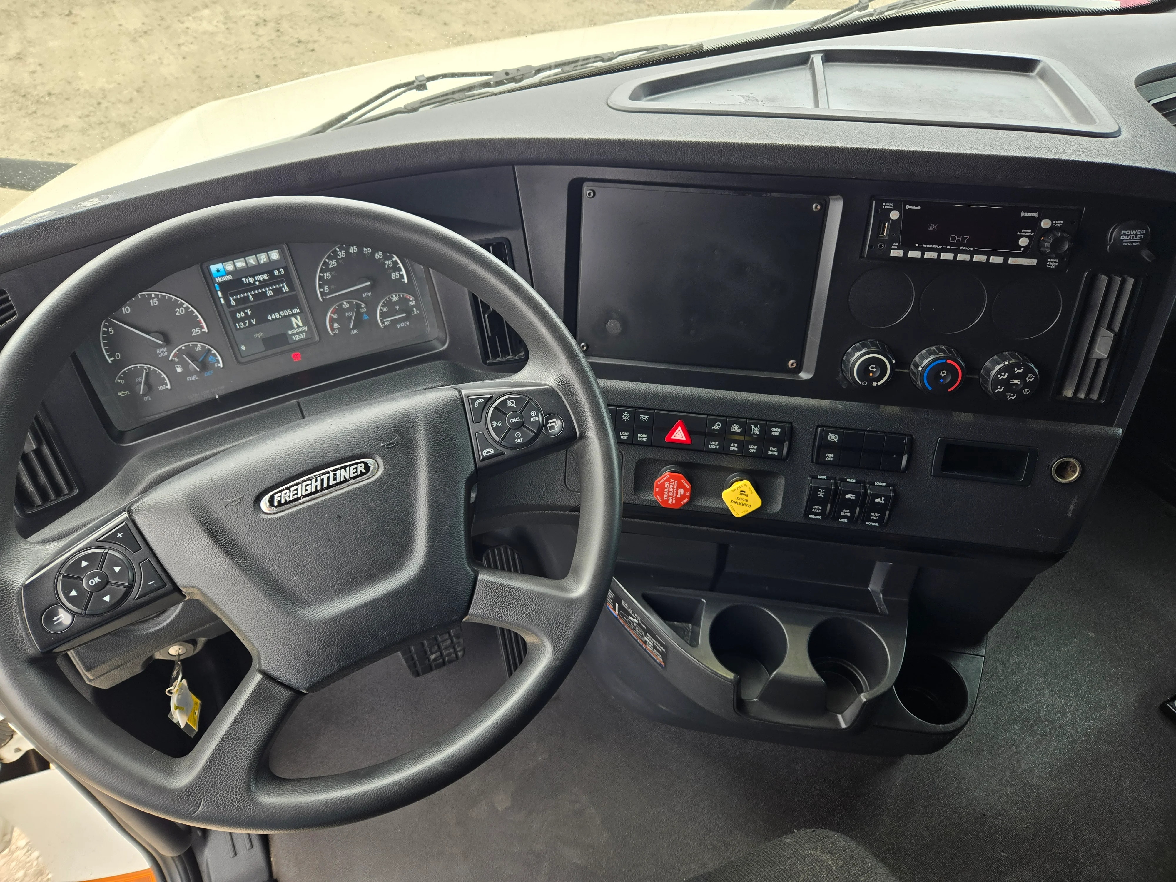 2023 Freightliner Cascadia in French Camp, CA — photo 9
