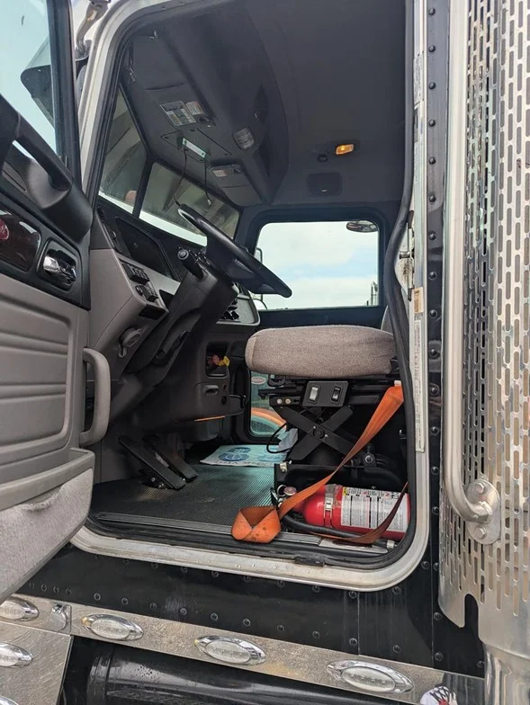 2023 Peterbilt 389 - image 5