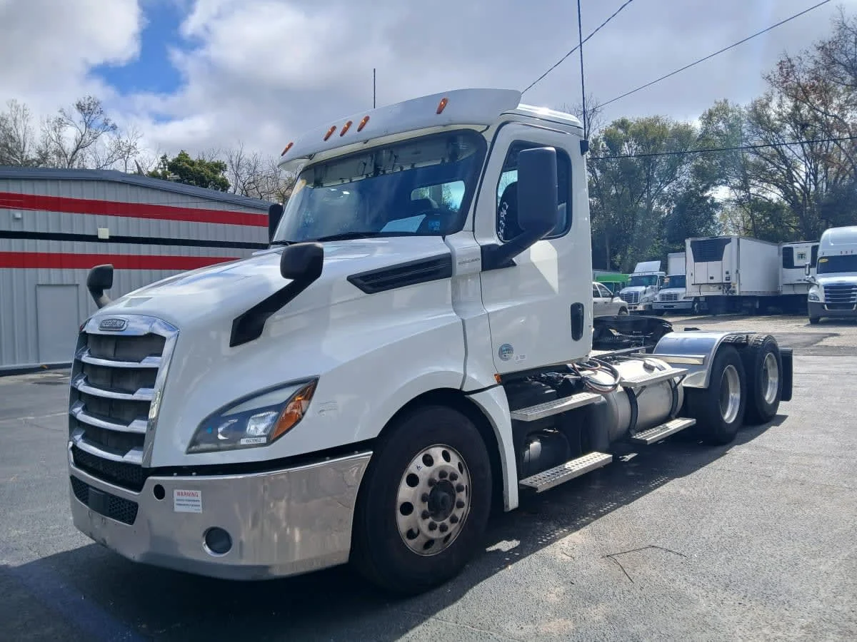 2019 Freightliner Cascadia in Jacksonville, FL — photo 2