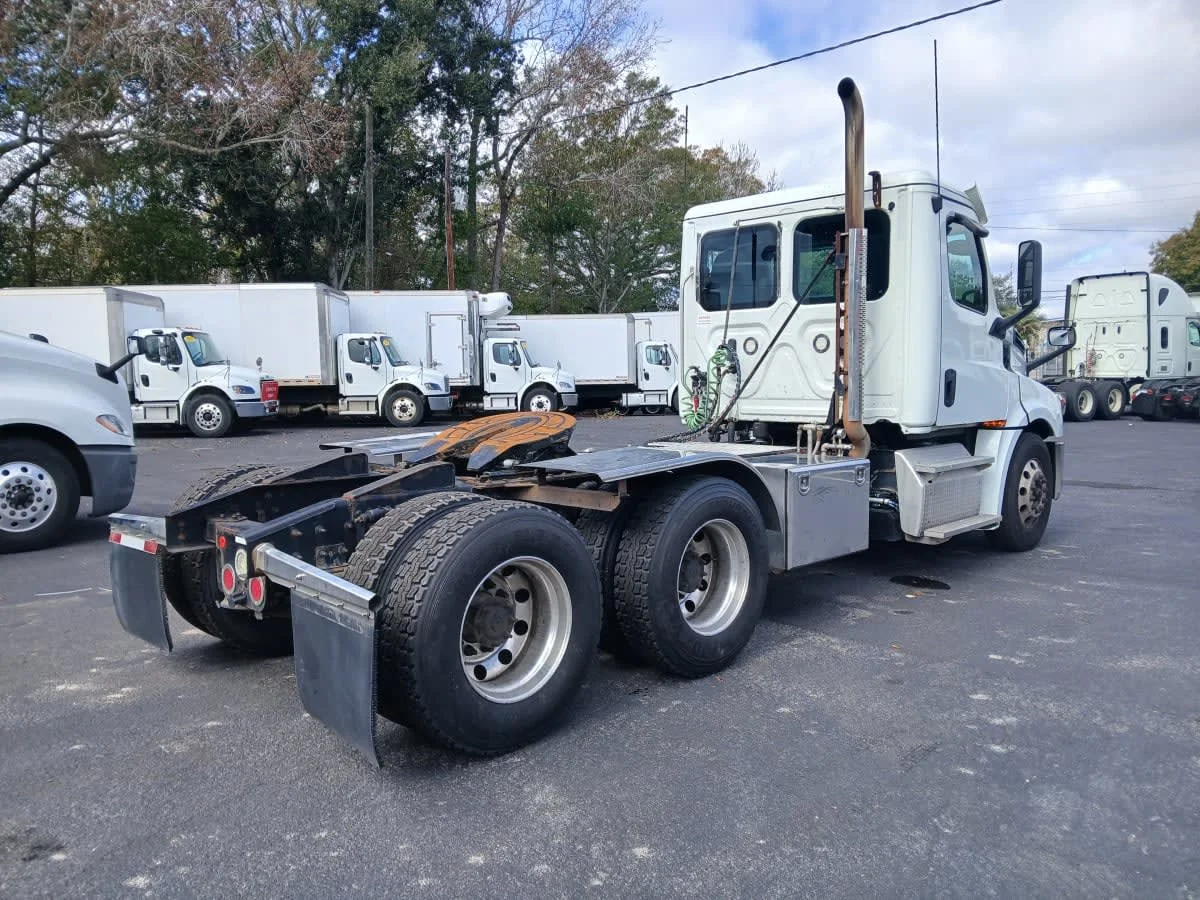 2019 Freightliner Cascadia in Jacksonville, FL — photo 4