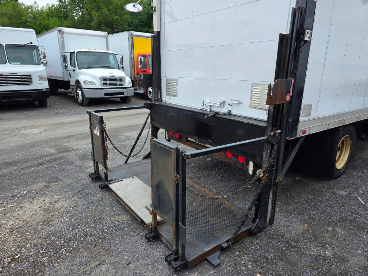 2014 Isuzu NQR - image 11