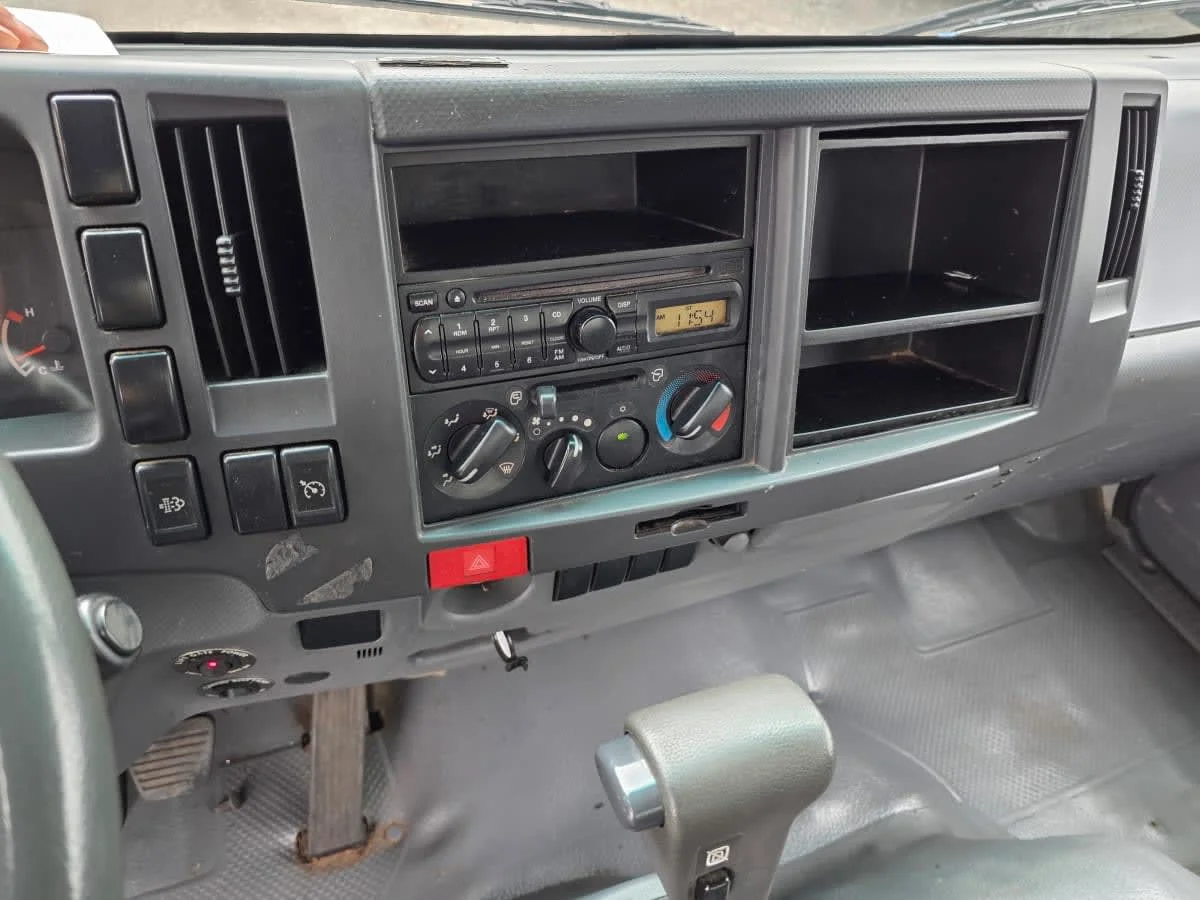 2014 Isuzu NQR - image 17