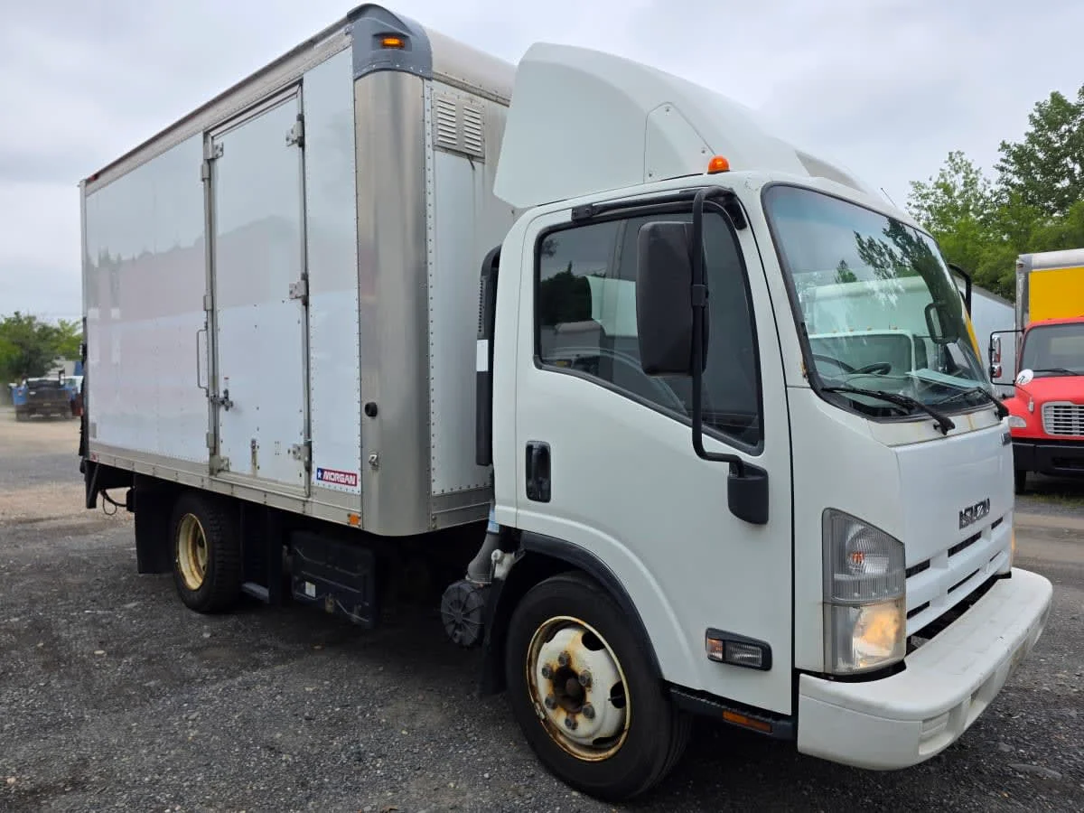 2014 Isuzu NQR - image 3