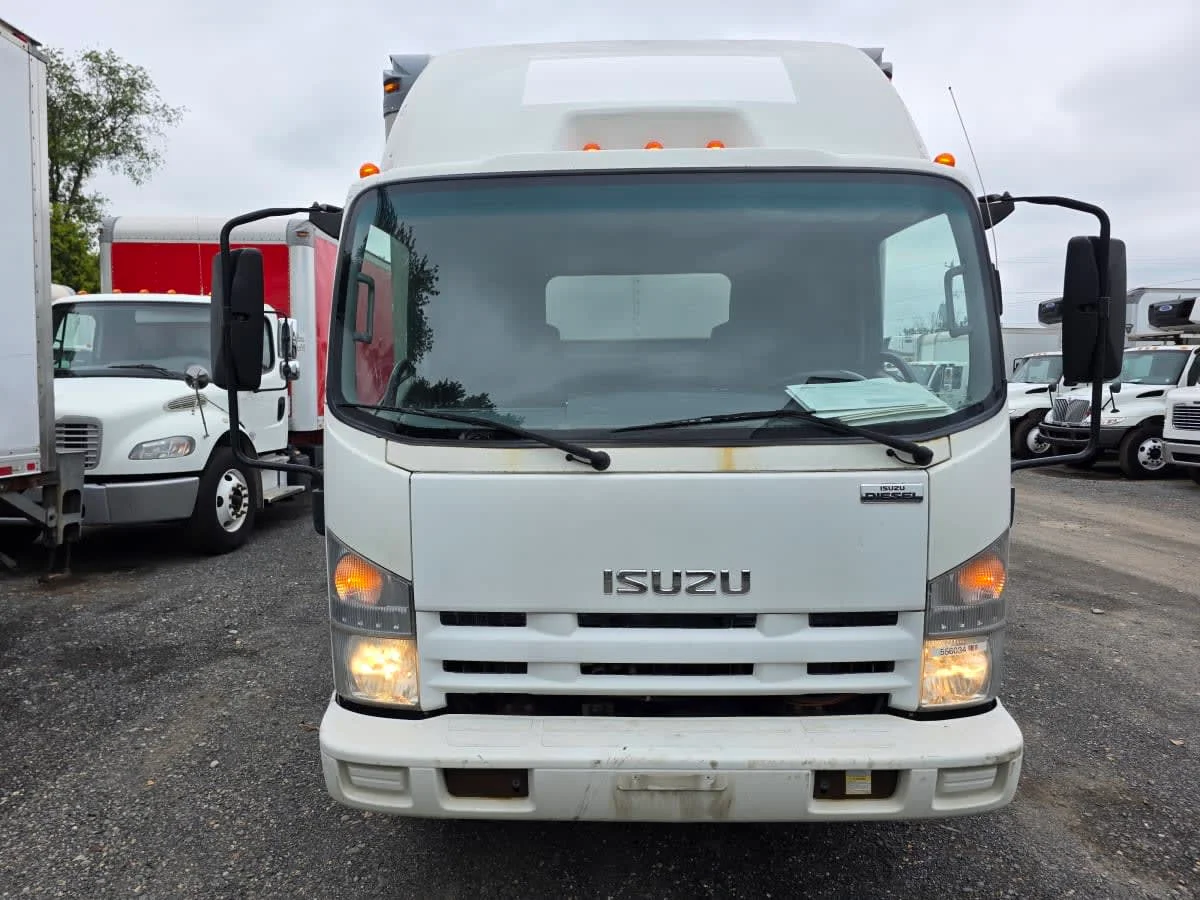 2014 Isuzu NQR - image 2