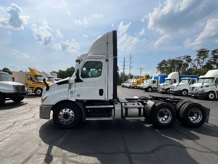 2021 Freightliner Cascadia in Manassas, VA — photo 4