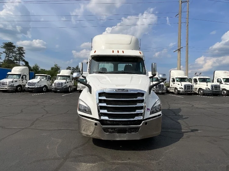 2021 Freightliner Cascadia in Manassas, VA — photo 2