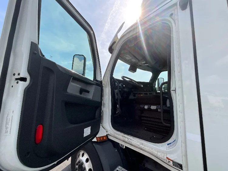 2021 Freightliner Cascadia in Manassas, VA — photo 9