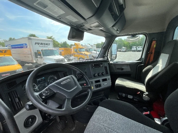 2021 Freightliner Cascadia in Manassas, VA — photo 10