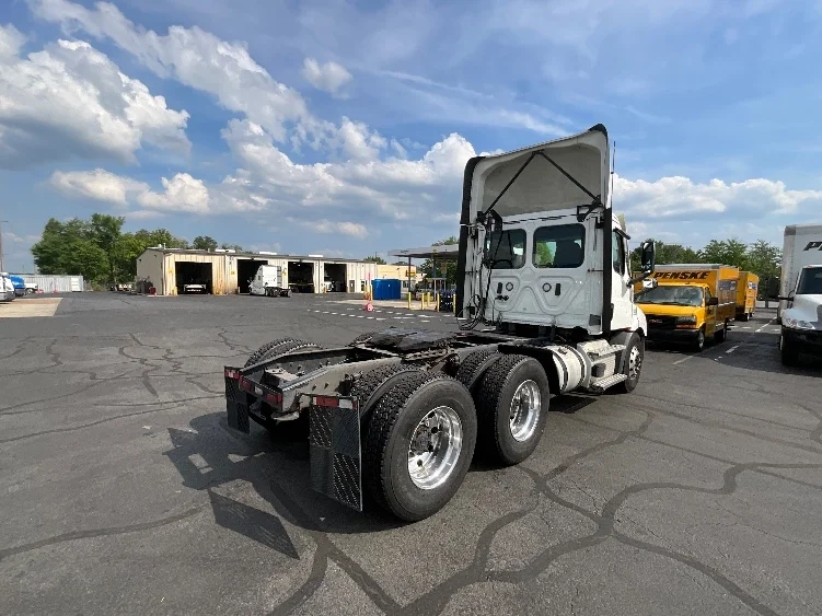 2021 Freightliner Cascadia in Manassas, VA — photo 7