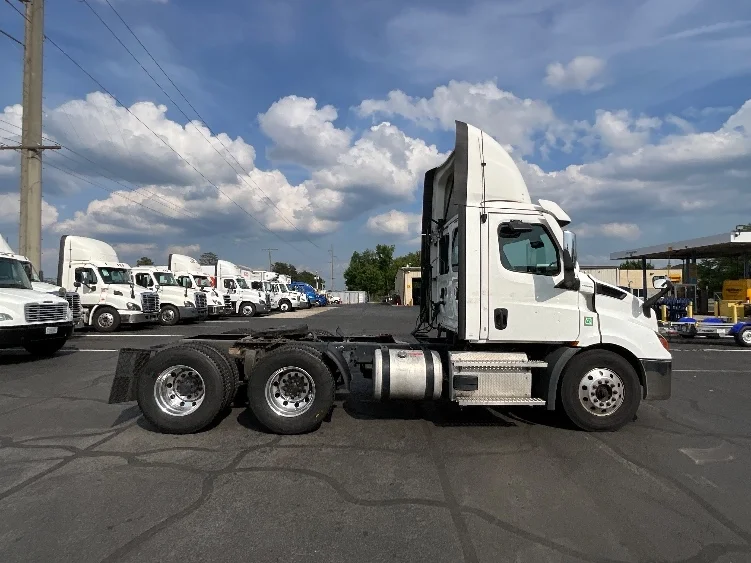 2021 Freightliner Cascadia in Manassas, VA — photo 8
