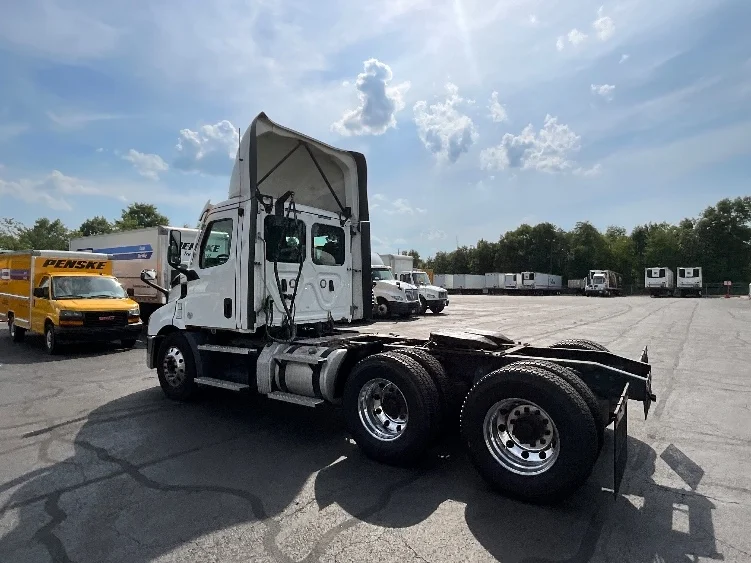 2021 Freightliner Cascadia in Manassas, VA — photo 5