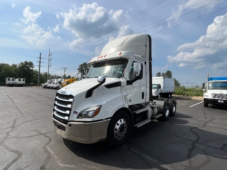 2021 Freightliner Cascadia in Manassas, VA — photo 3