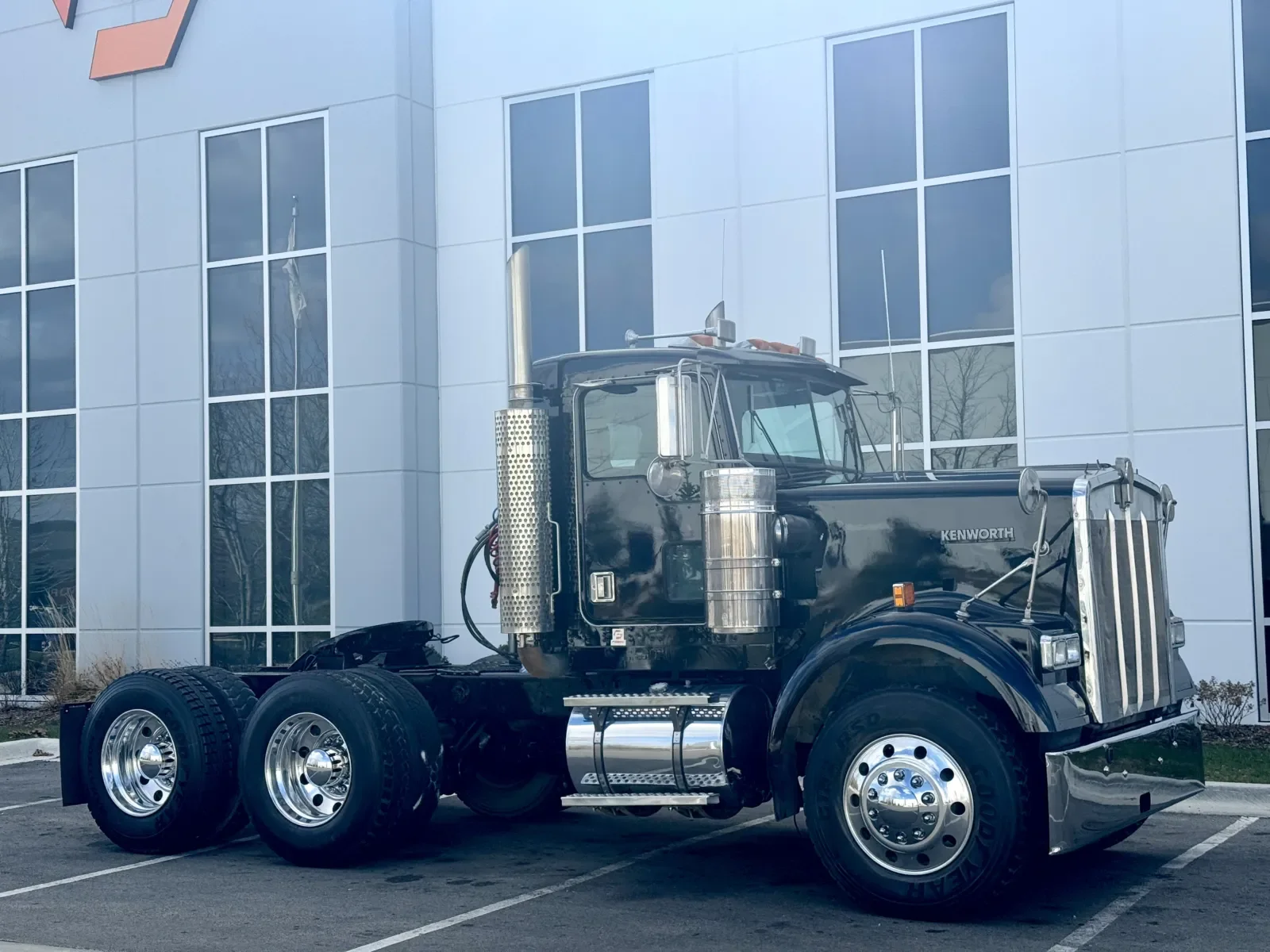 1999 Kenworth W900 - image 2