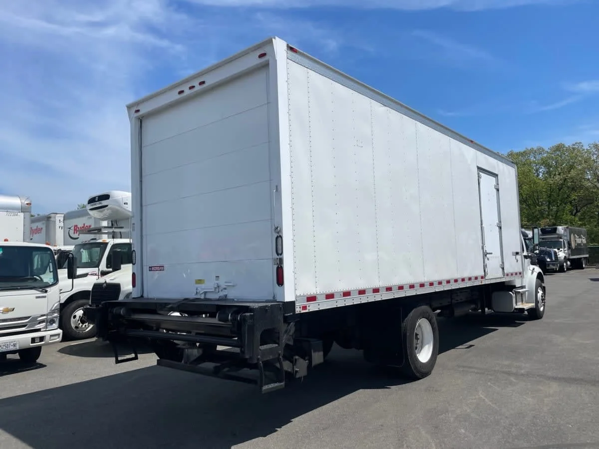 2016 Freightliner M2 106 in Farmingdale, NY — photo 4