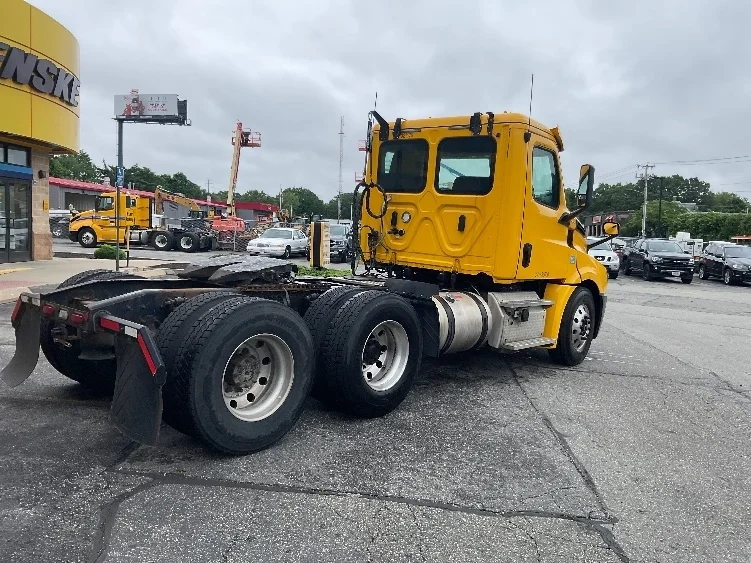 2019 Freightliner Cascadia in Chicopee, MA — photo 7