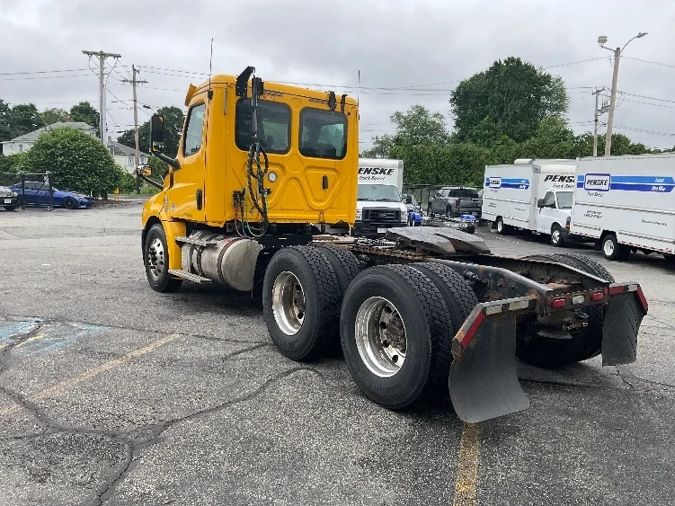 2019 Freightliner Cascadia in Chicopee, MA — photo 5