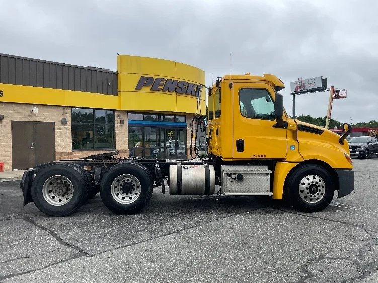 2019 Freightliner Cascadia in Chicopee, MA — photo 8