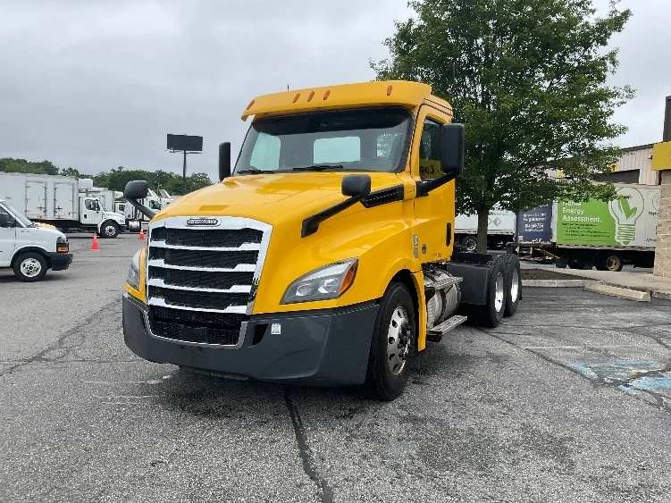 2019 Freightliner Cascadia in Chicopee, MA — photo 3