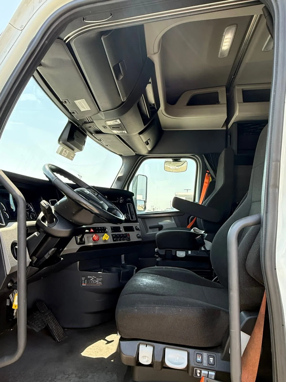 2020 Freightliner Cascadia in Fontana, CA — photo 7