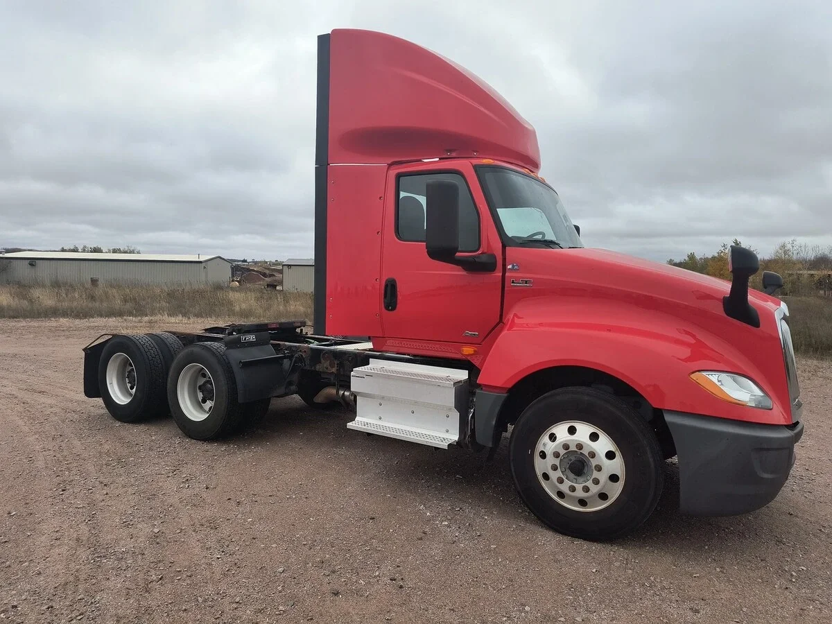 2020 International LT - image 2