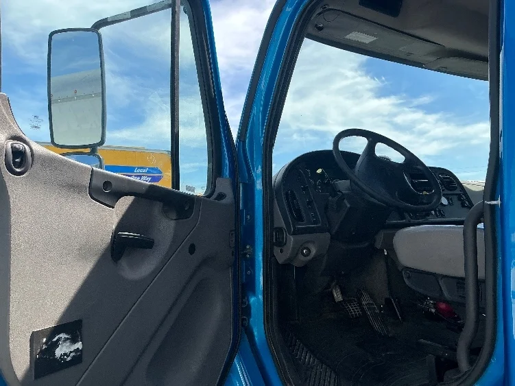 2020 Freightliner M2 106 - image 9