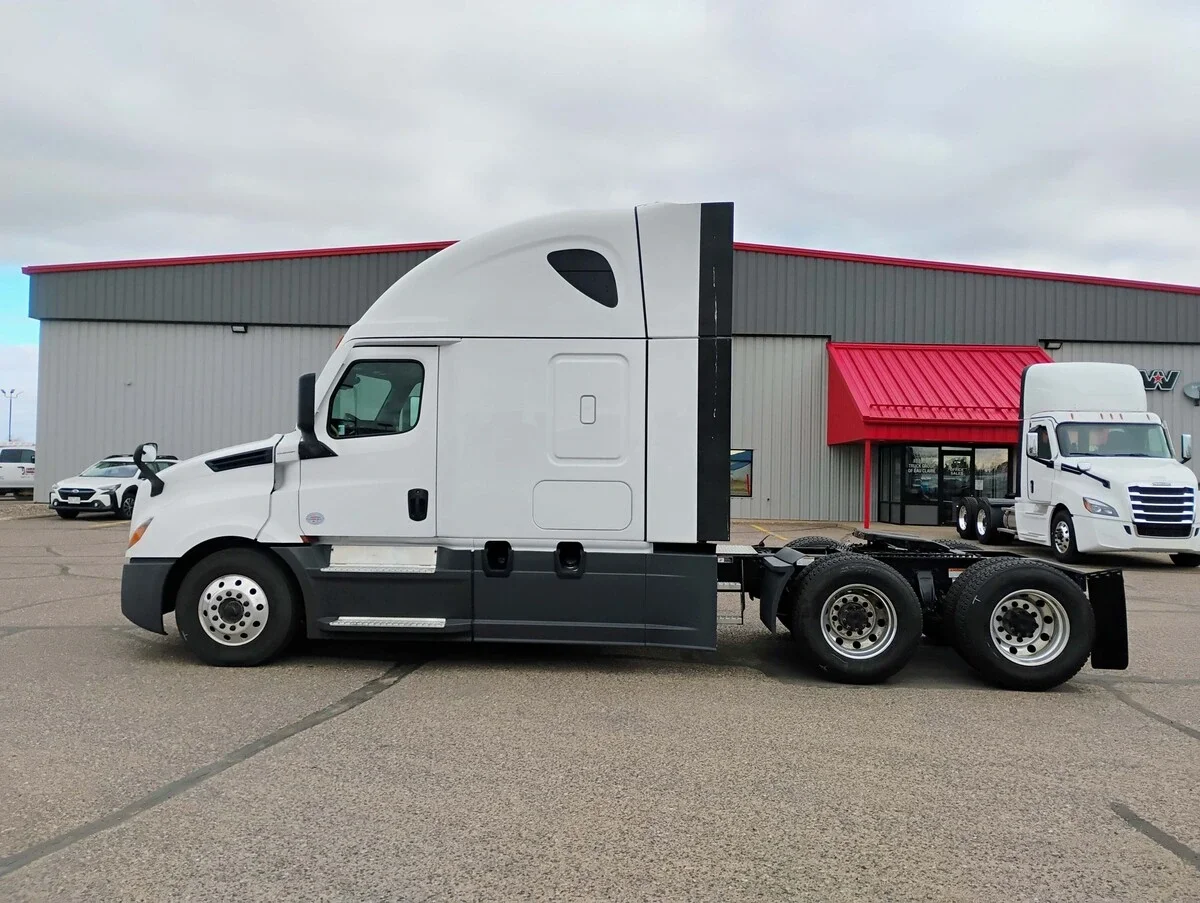 2024 Freightliner Cascadia - image 8